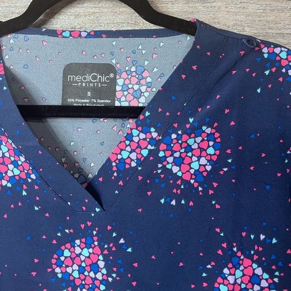 NWTΒ MediChic Prints Heart Print V Neck Front Pockets Scrub Top Small π - Picture 2 of 6